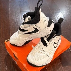 NIB Nike Team Hustle D11 Kids 11c